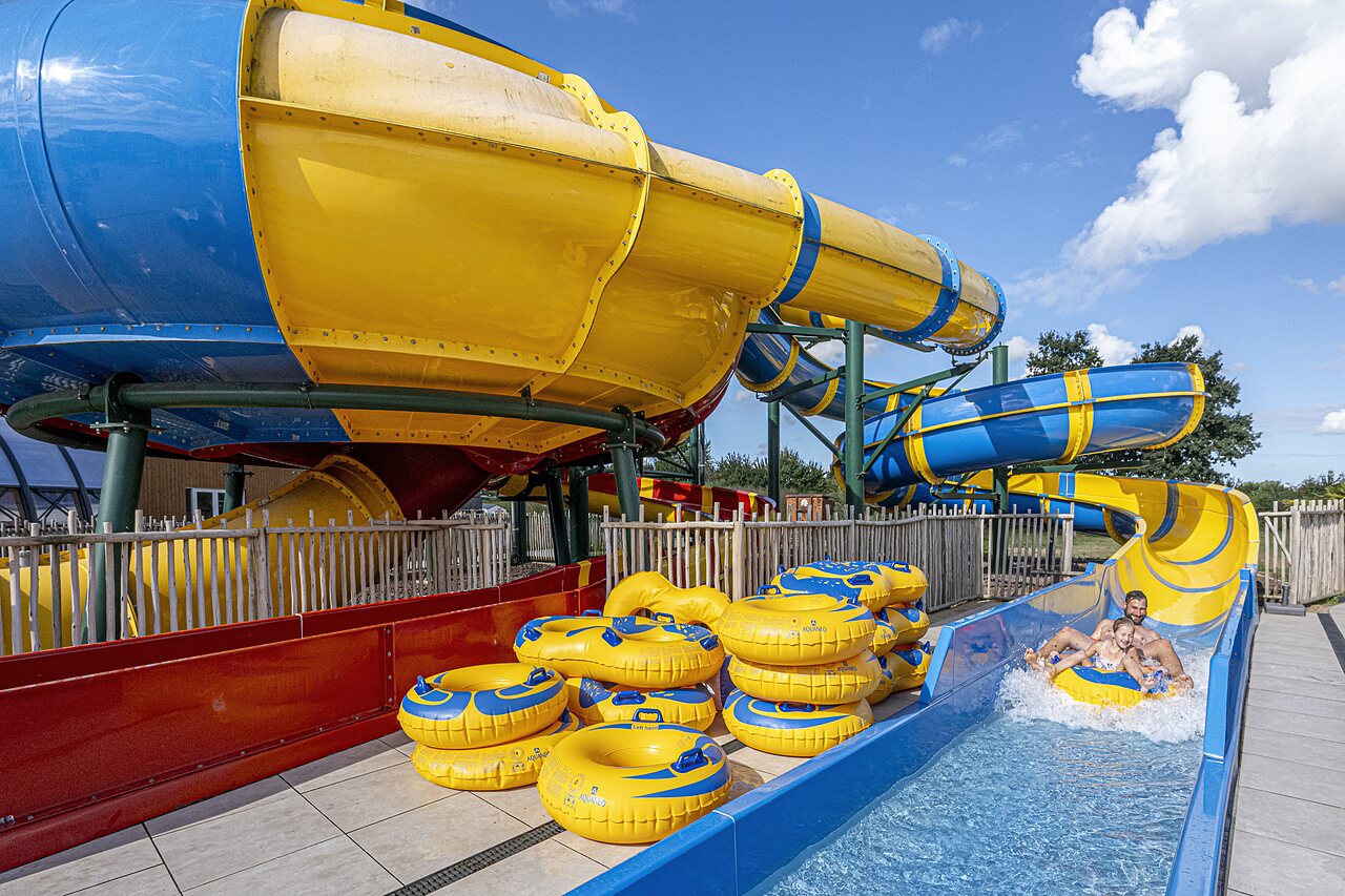 Toboggans aquatiques g�ants et personnes sur bou�es au camping CAPFUN IJsselstrand � Doesburg.