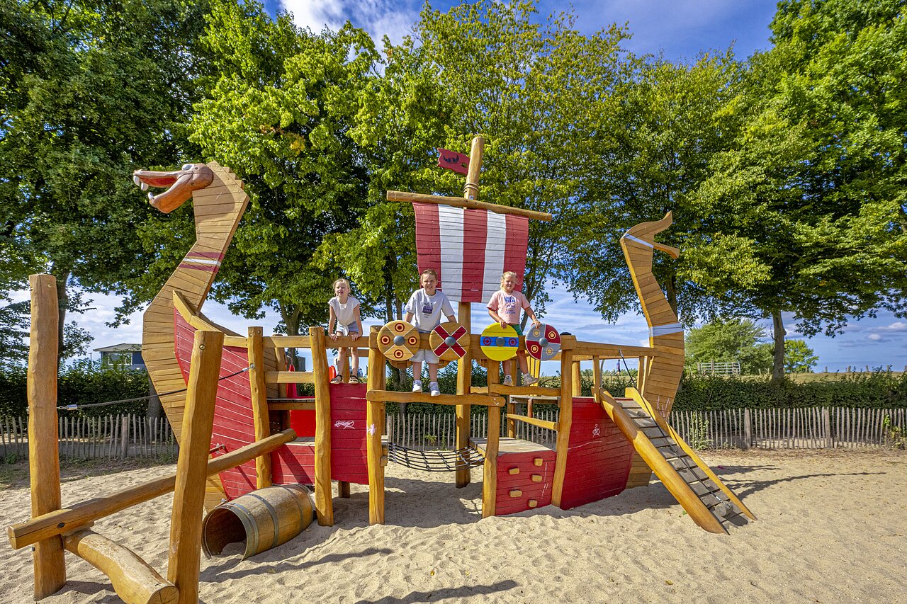 Aire de jeux bateau viking en bois avec enfants au camping CAPFUN IJsselstrand � Doesburg