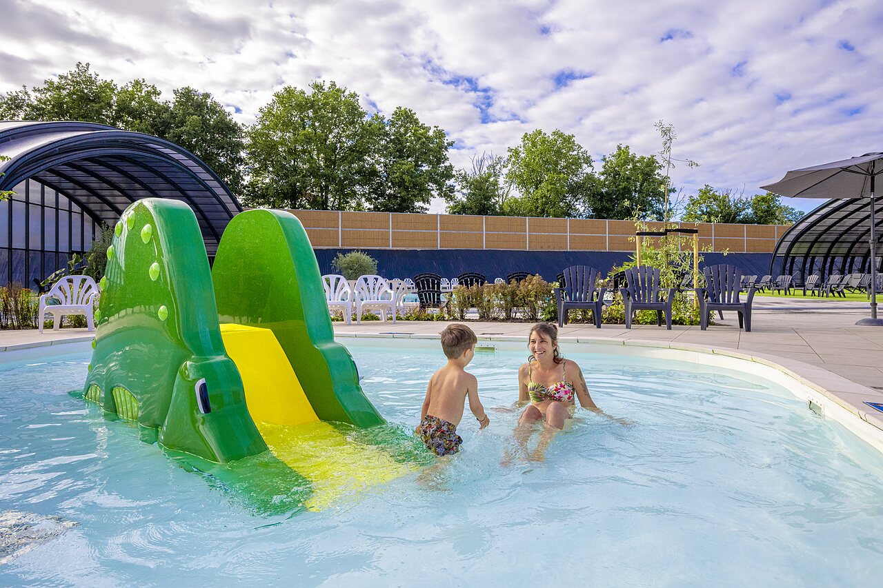 Piscine ext�rieure avec toboggan crocodile, m�re et enfant au CAPFUN IJsselstrand Doesburg.