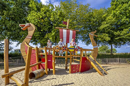 Aire de jeux bateau viking avec enfants au camping CAPFUN IJsselstrand � Doesburg.