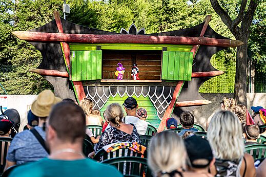 Spectacle de marionnettes pour enfants sur scène extérieure au camping CAPFUN IJsselstrand à Doesburg.