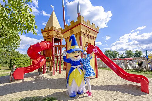 Aire de jeux château avec toboggans et mascottes au camping CAPFUN IJsselstrand à Doesburg.