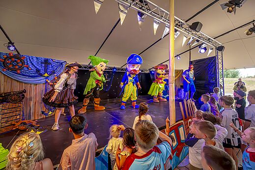 Spectacle d'animation pour enfants avec mascottes pirates sur scène au camping CAPFUN IJsselstrand à Doesburg.