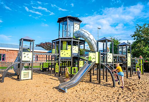 Grande aire de jeux moderne avec toboggans au camping CAPFUN IJsselstrand à Doesburg.