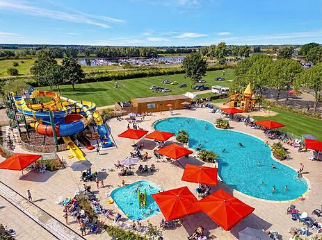 Toboggans aquatiques color�s et piscines ext�rieures au camping CAPFUN IJsselstrand � Doesburg.