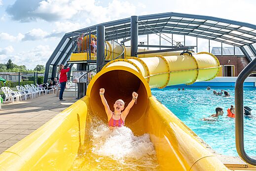 Toboggan aquatique jaune et piscine ext�rieure au camping CAPFUN IJsselstrand � Doesburg.