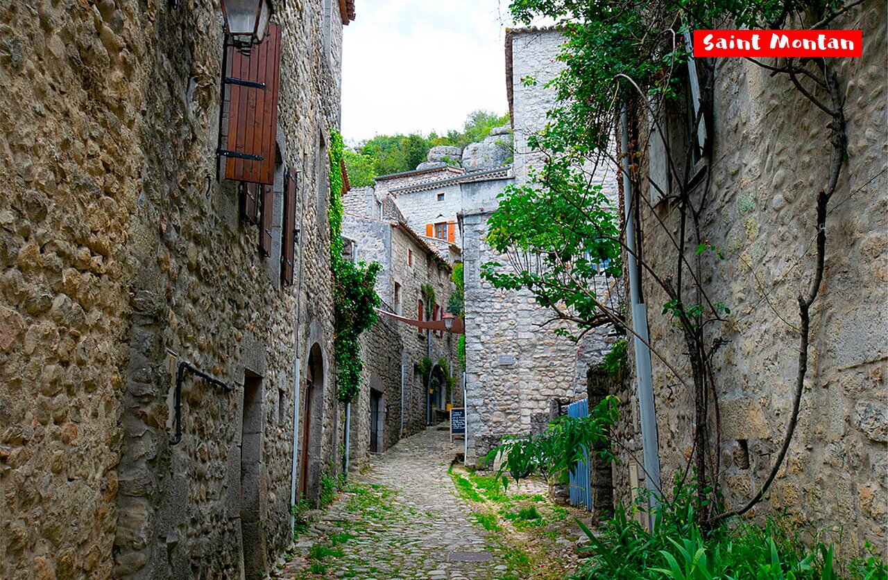 Ruelle pav�e pittoresque du village m�di�val de Saint Montan, � visiter pr�s du camping.