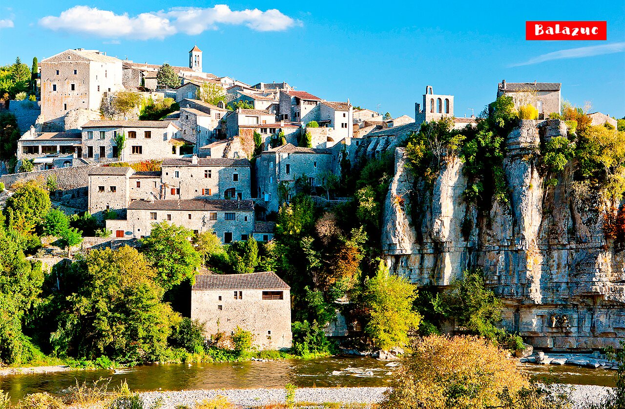 Village m�di�val de Balazuc perch� sur une falaise, � visiter pr�s du camping.