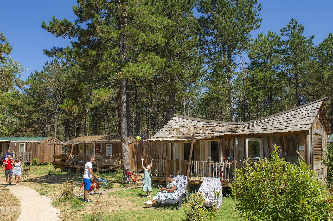 Chalets en bois et familles profitant du cadre naturel au camping CAPFUN Imbours � LARNAS (07).