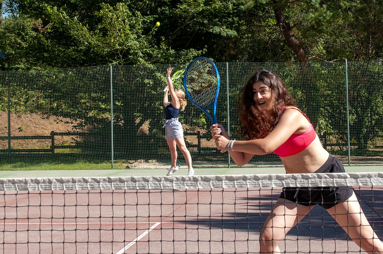 Court de tennis avec joueuses au camping CAPFUN Imbours � LARNAS (07).