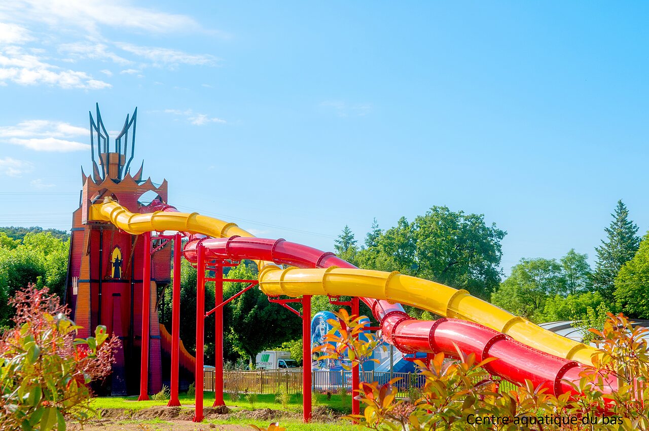 Toboggans aquatiques g�ants et structure th�matique au camping CAPFUN Imbours � LARNAS (07).