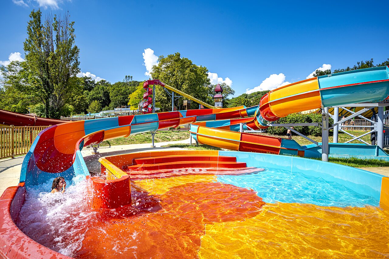 Toboggans aquatiques color�s et bassin de r�ception au camping CAPFUN Imbours � LARNAS (07).