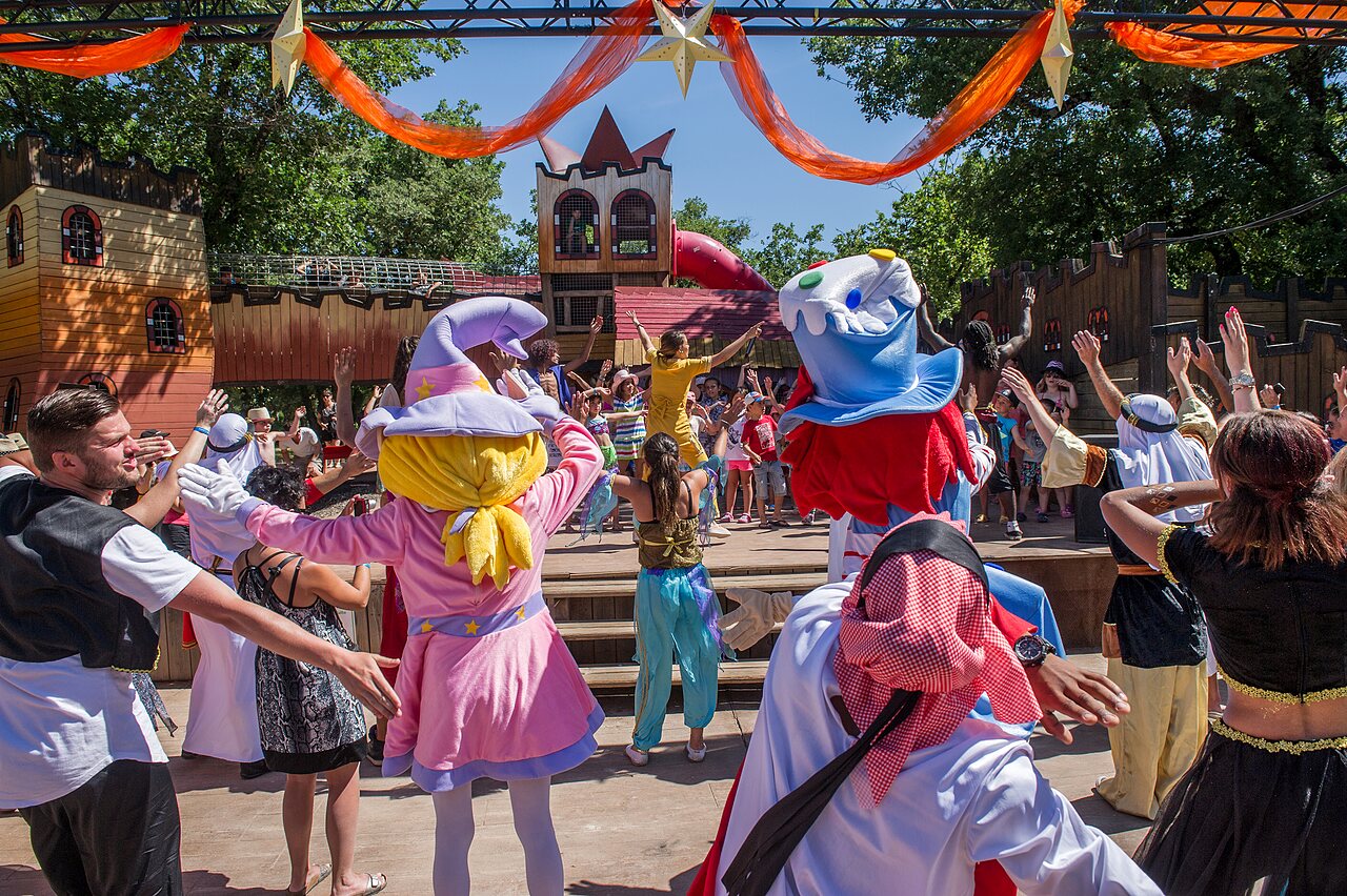 Spectacle d'animation avec mascottes et danseurs au camping CAPFUN Imbours � LARNAS (07).