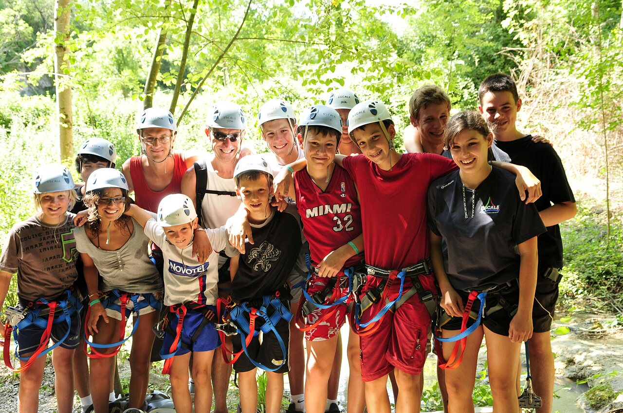 Groupe d'enfants et adultes avec casques et baudriers pour activit� sportive au camping CAPFUN Imbours � LARNAS (07).