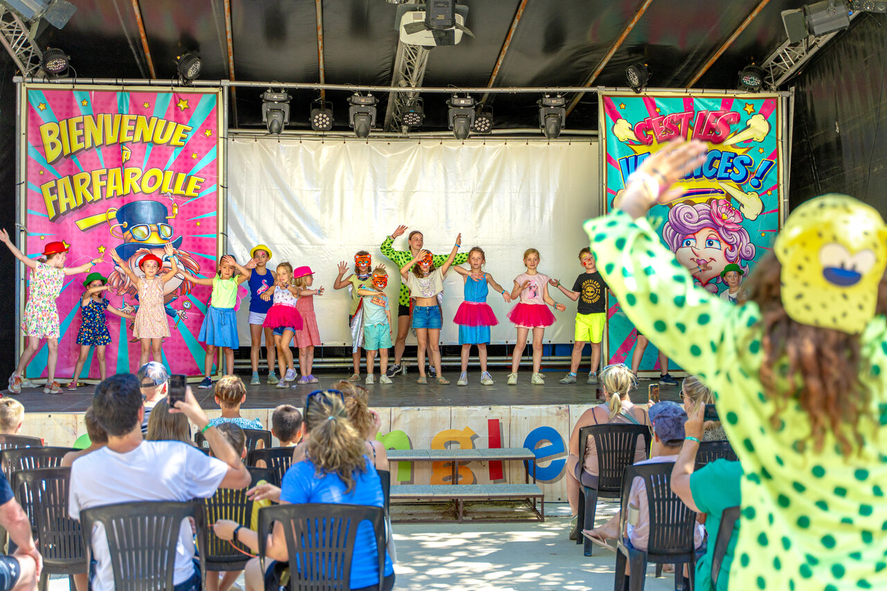 Spectacle enfants avec mascotte et public au camping CAPFUN Jantou � LE THOR (84).