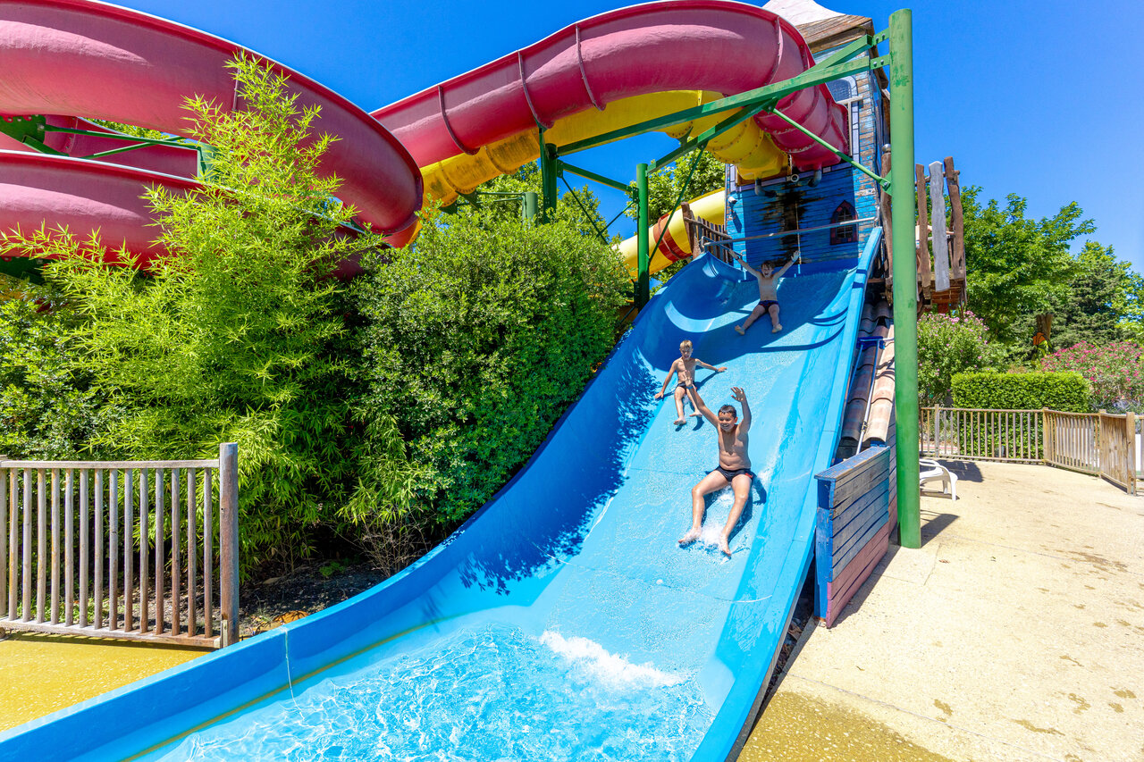 Toboggan aquatique g�ant avec enfants s'amusant au camping CAPFUN Jantou � LE THOR (84).