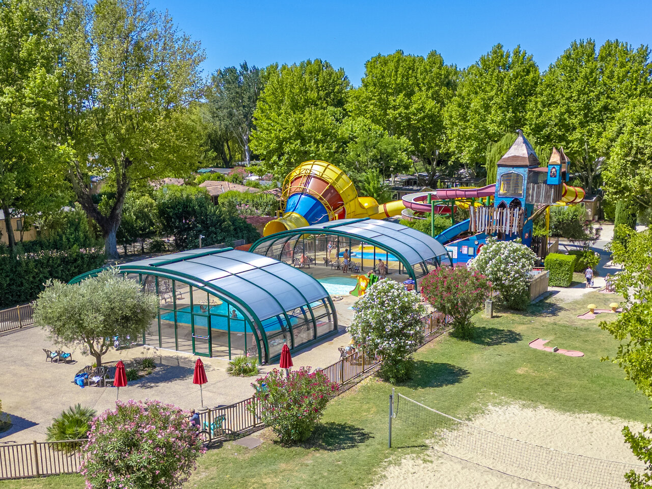 Piscines, toboggans, jeux au camping CAPFUN Jantou � LE THOR (84).