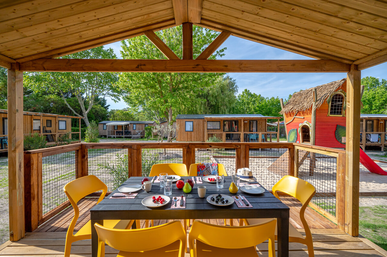 Terrasse, mobile homes, aire de jeux au camping CAPFUN Jantou � LE THOR (84).