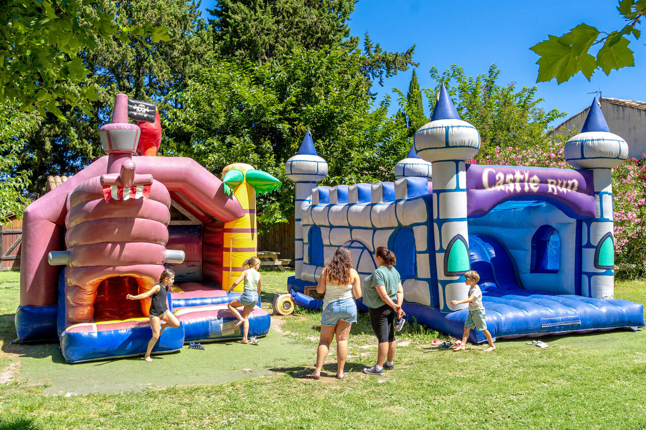 Ch�teaux gonflables et jeux pour enfants au camping CAPFUN Jantou � LE THOR (84).