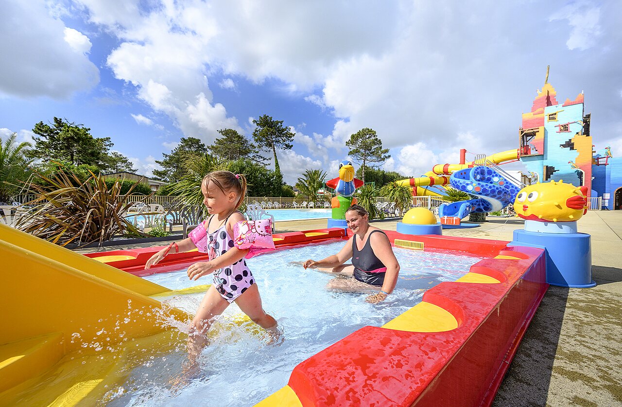 Piscine et aire de jeux aquatique avec toboggans au camping CAPFUN Joncal � Grandcamp - Maisy.