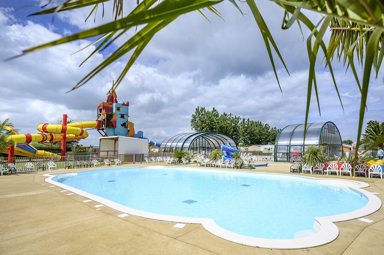 Piscine ext�rieure et toboggans aquatiques g�ants au camping CAPFUN Joncal � Grandcamp - Maisy (14).