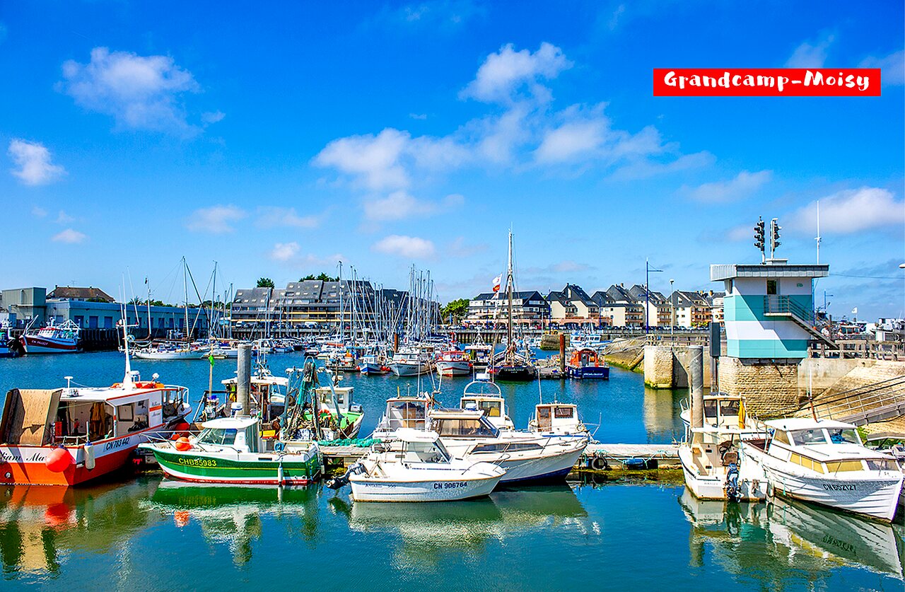 Port de p�che et de plaisance anim� � Grandcamp-Maisy, Normandie, � visiter.