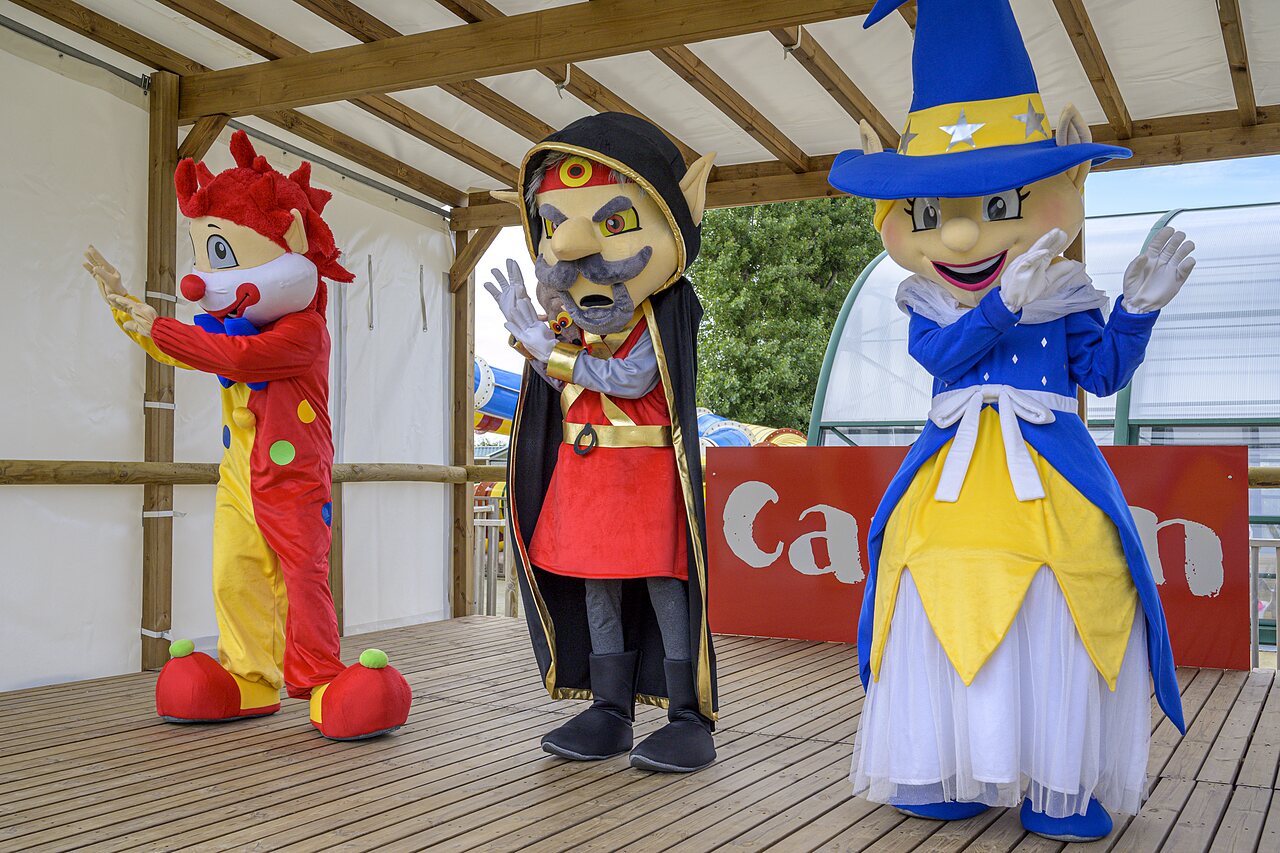 Animation avec mascottes color�es au camping CAPFUN Joncal � Grandcamp - Maisy (14).
