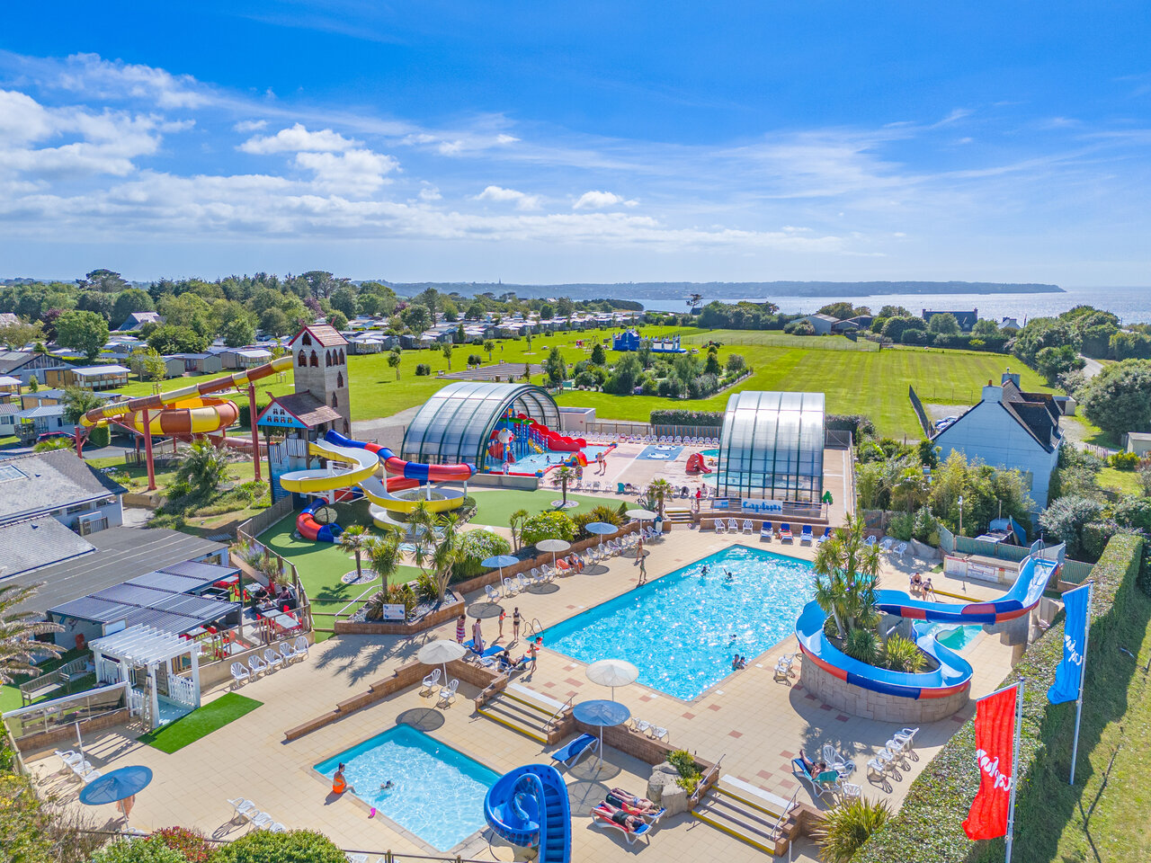 Parc aquatique, toboggans, piscines au camping CAPFUN Kervel � PLONEVEZ PORZAY.