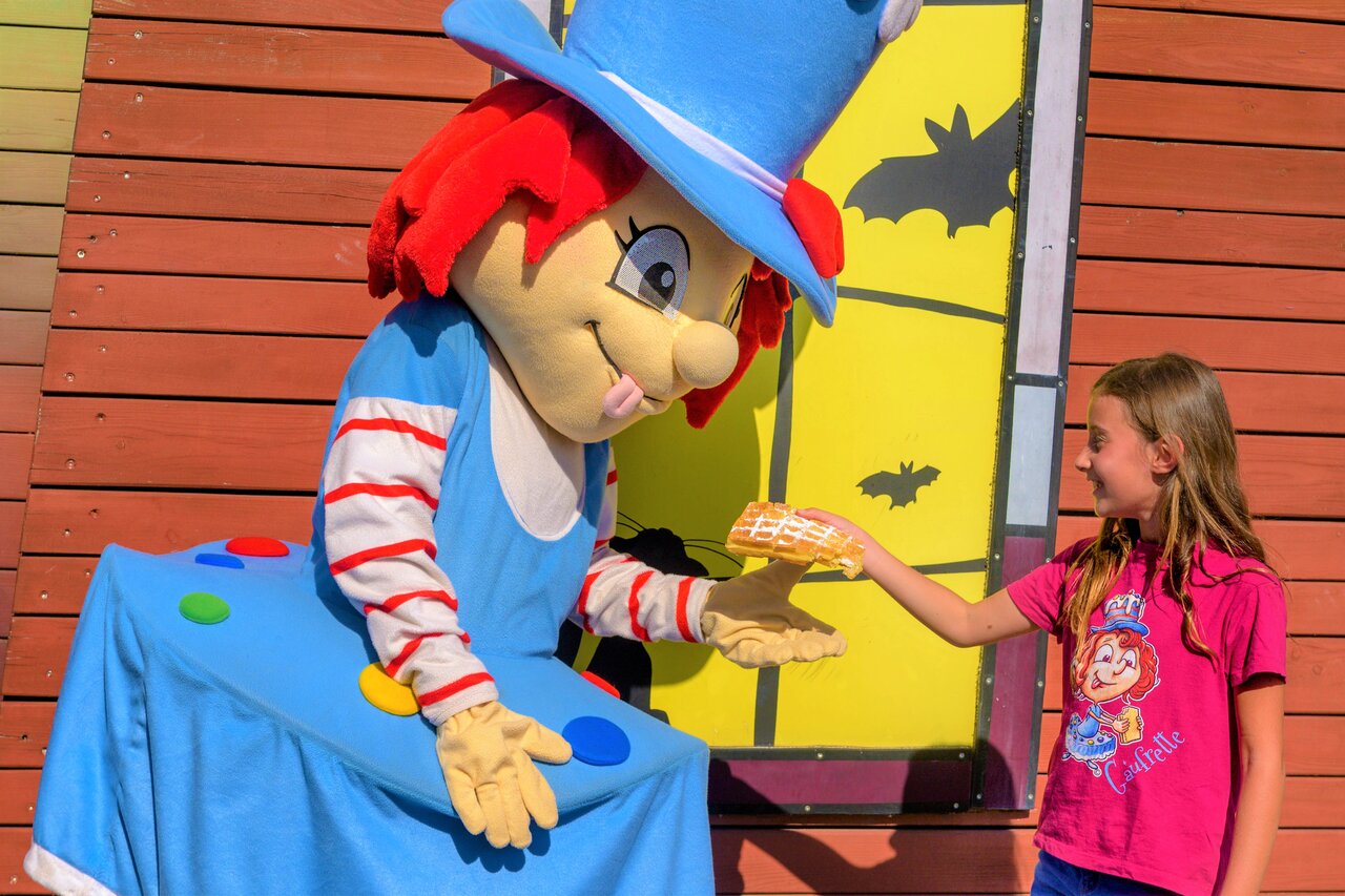 Mascotte Gaufrette et enfant avec gaufre au camping CAPFUN Kervel � PLONEVEZ PORZAY.