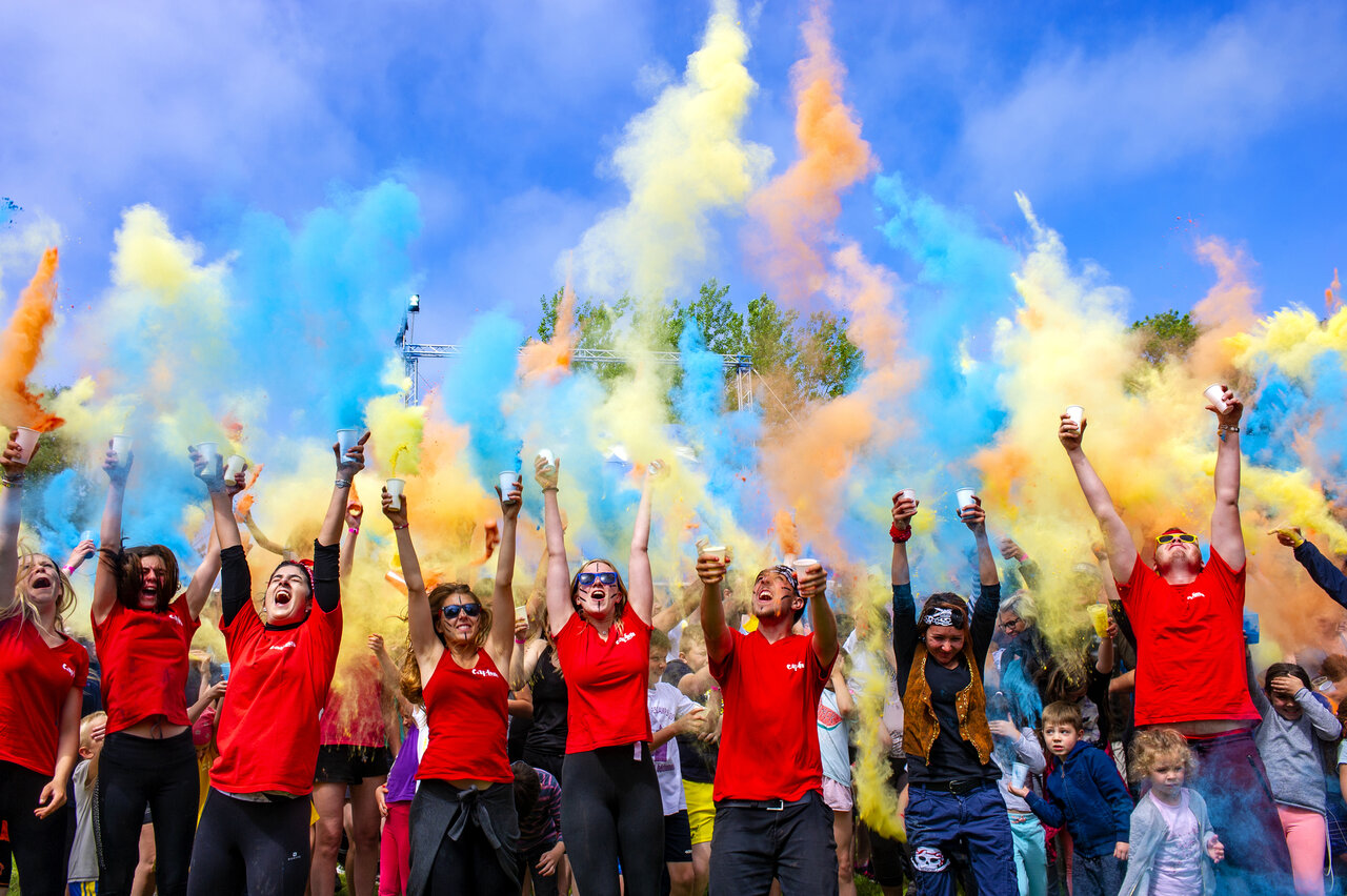 Animation color�e avec poudre Holi au camping CAPFUN Kervel � PLONEVEZ PORZAY (29).