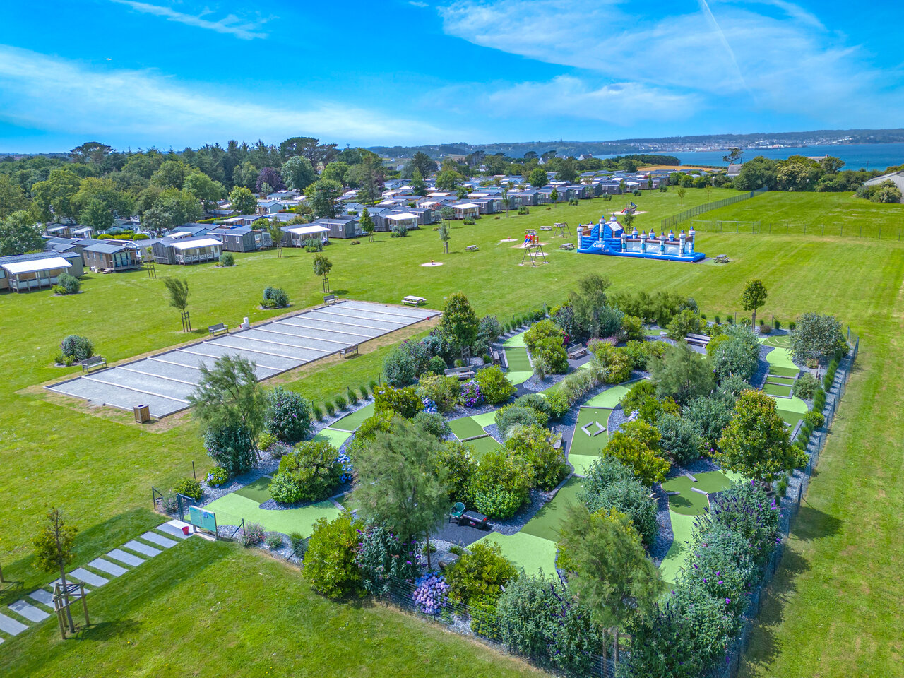 Mini-golf, p�tanque et jeux gonflables au camping CAPFUN Kervel � PLONEVEZ PORZAY (29).