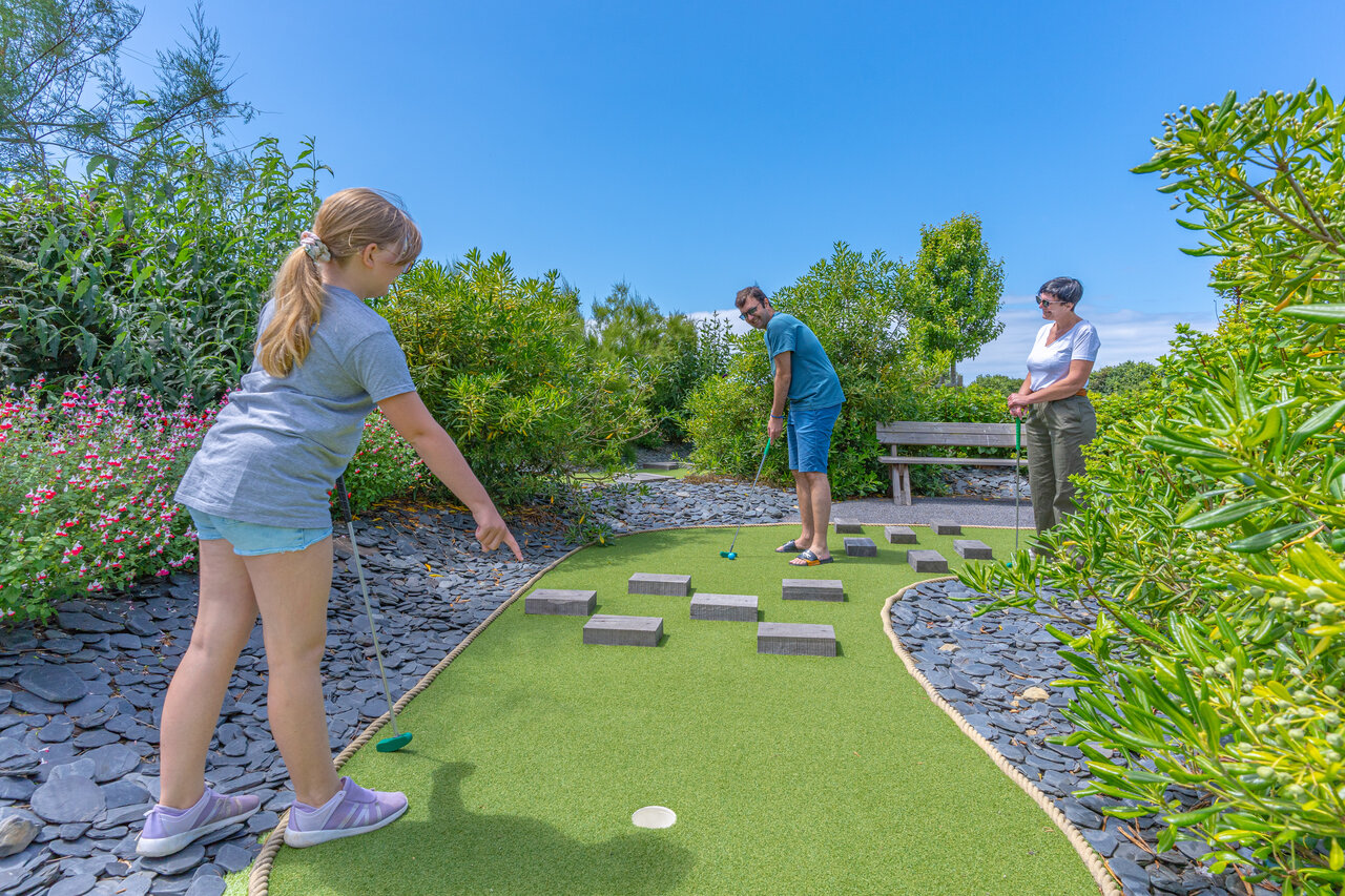 Parcours de mini-golf familial au camping CAPFUN Kervel � PLONEVEZ PORZAY (29).