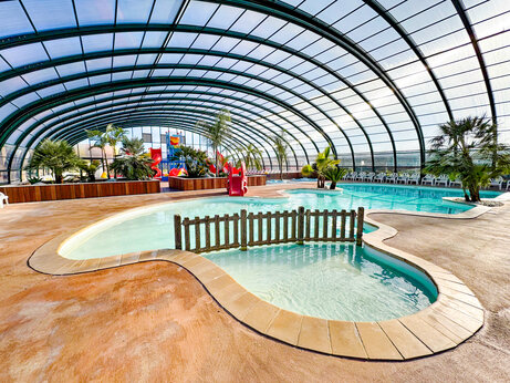 Piscine couverte, toboggans et jeux aquatiques au camping CAPFUN Kervel à PLONEVEZ PORZAY (29).