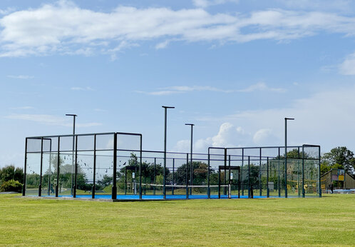 Court de padel extérieur au camping CAPFUN Kervel à PLONEVEZ PORZAY (29).