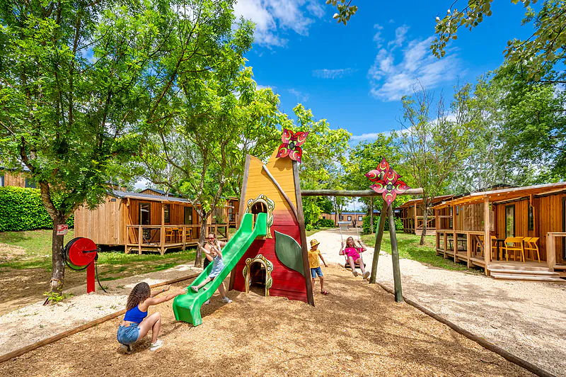 Toboggan, balan�oires et aire de jeux au camping VAGUES OCEANES Labeiller � Saint Victor de Malcap (30).