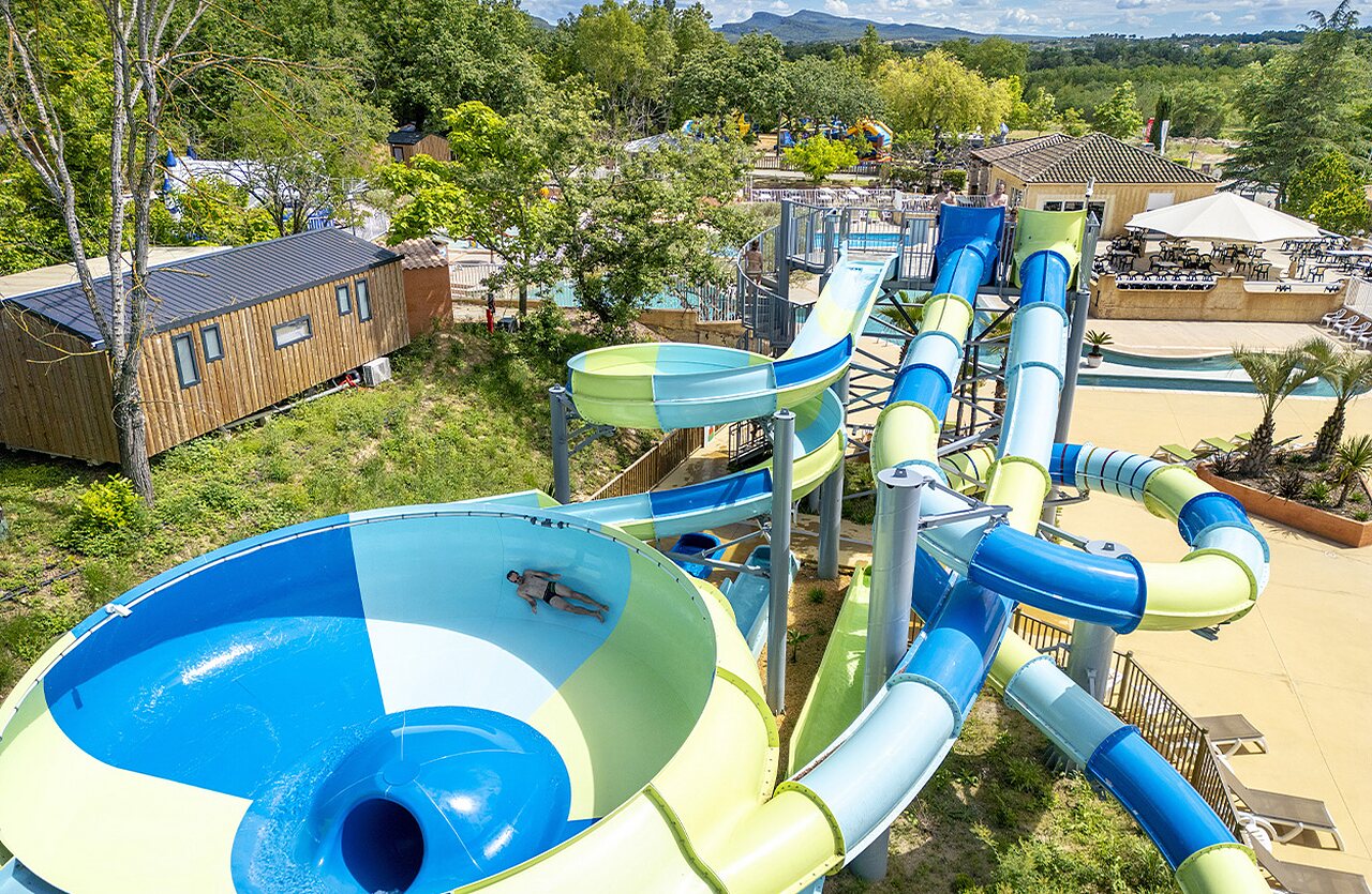 Toboggans aquatiques g�ants, piscine ext�rieure au camping VAGUES OCEANES Labeiller (30).