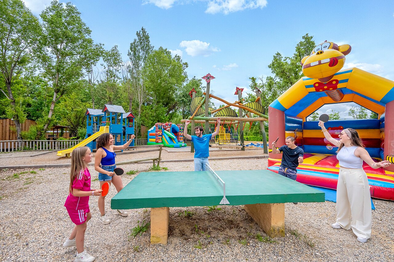 Tennis de table, aire de jeux, ch�teau gonflable au VAGUES OCEANES Labeiller.