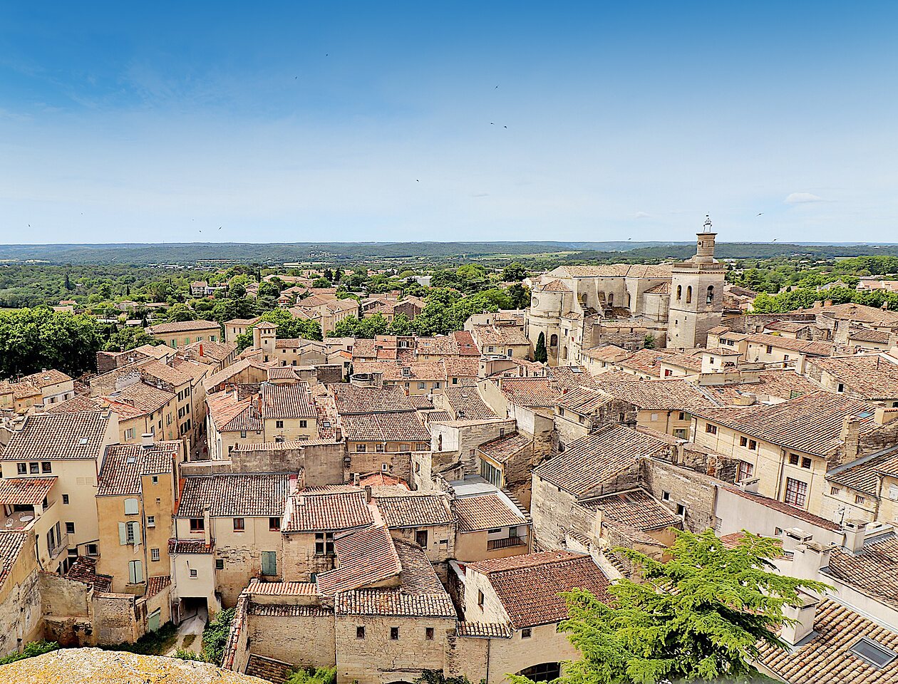 Village historique avec toits en tuiles et �glise, � visiter pr�s du camping.