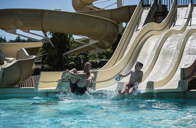 Piscine avec toboggans au camping CAPFUN Lac des 3 Vall�es � Lectoure (32).