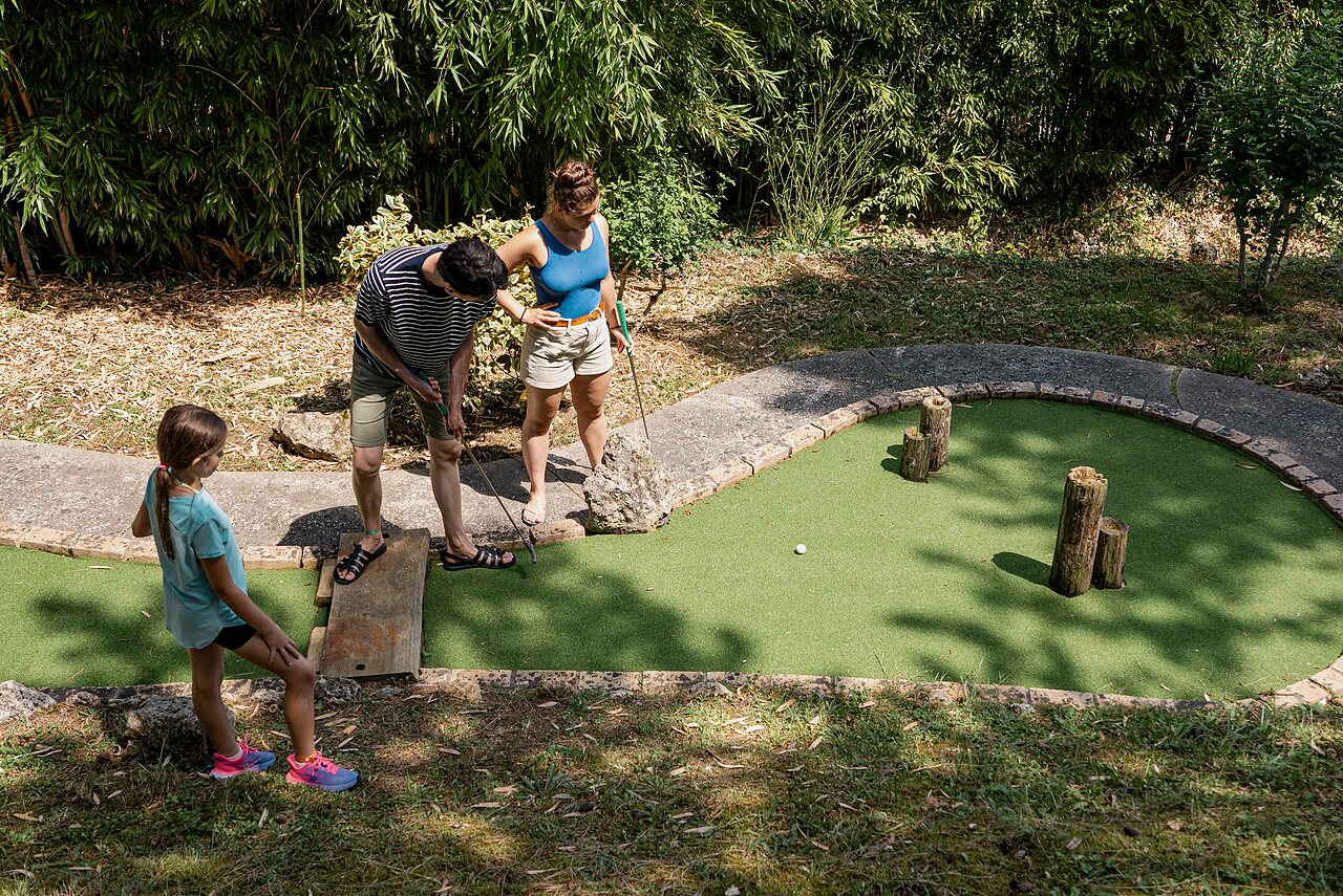 Mini-golf familial au camping CAPFUN Lac des 3 Vall�es � Lectoure (32).
