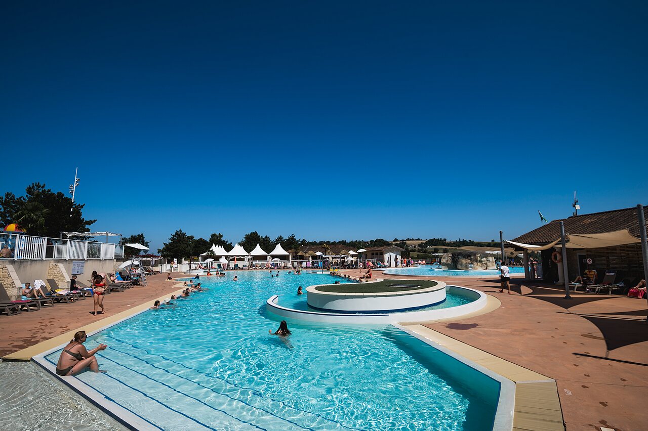 Piscine ext�rieure anim�e, baigneurs et transats au camping CAPFUN Lac des 3 Vall�es � Lectoure (32).