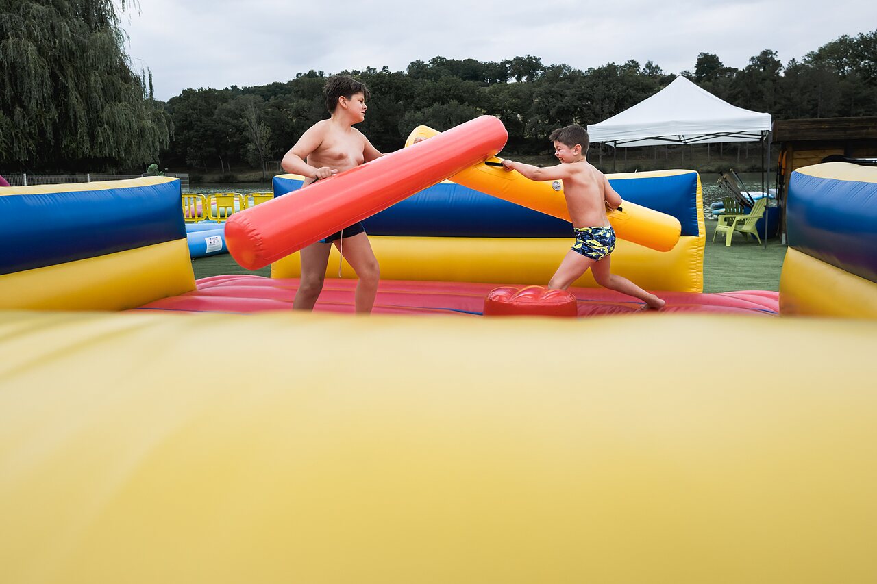 Jeu gonflable de joutes pour enfants au camping CAPFUN Lac des 3 Vall�es, Lectoure (32).