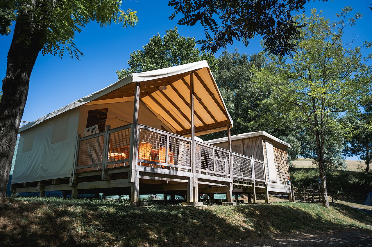 H�bergement tente lodge avec terrasse, nature au camping CAPFUN Lac des 3 Vall�es � Lectoure (32).