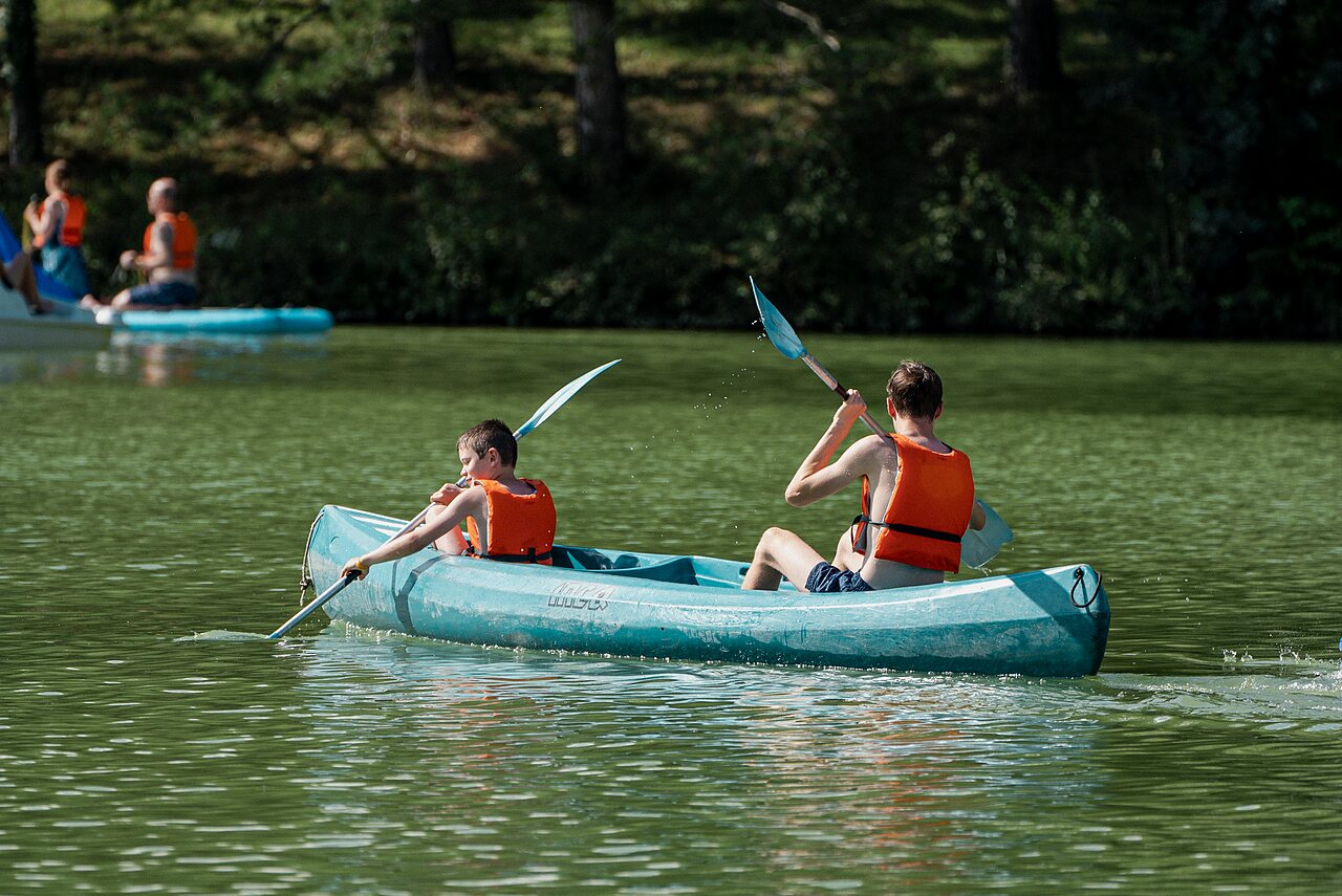 Cano�-kayak sur le lac au camping CAPFUN Lac des 3 Vall�es � Lectoure.