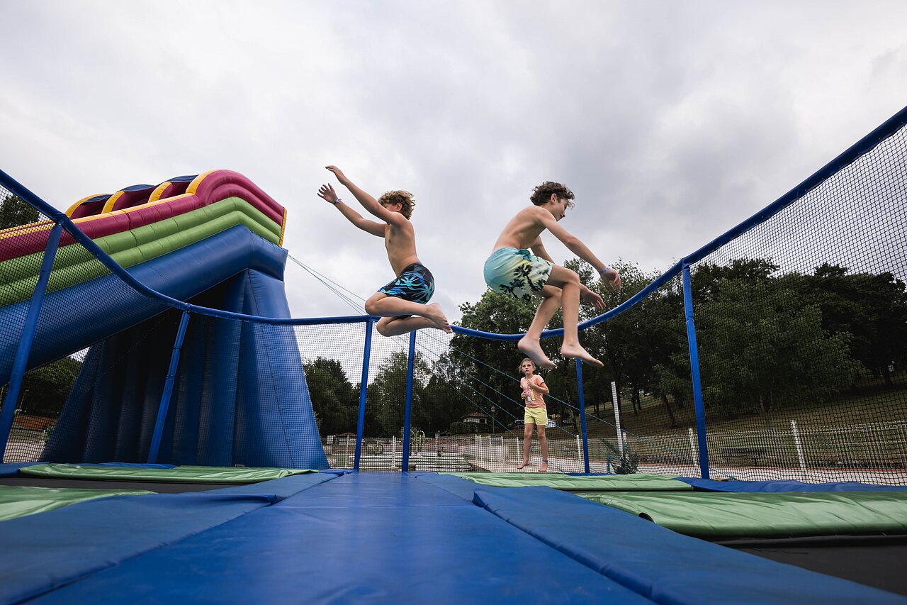 Enfants sautant sur trampoline et jeux gonflables au CAPFUN Lac des 3 Vall�es, Lectoure.