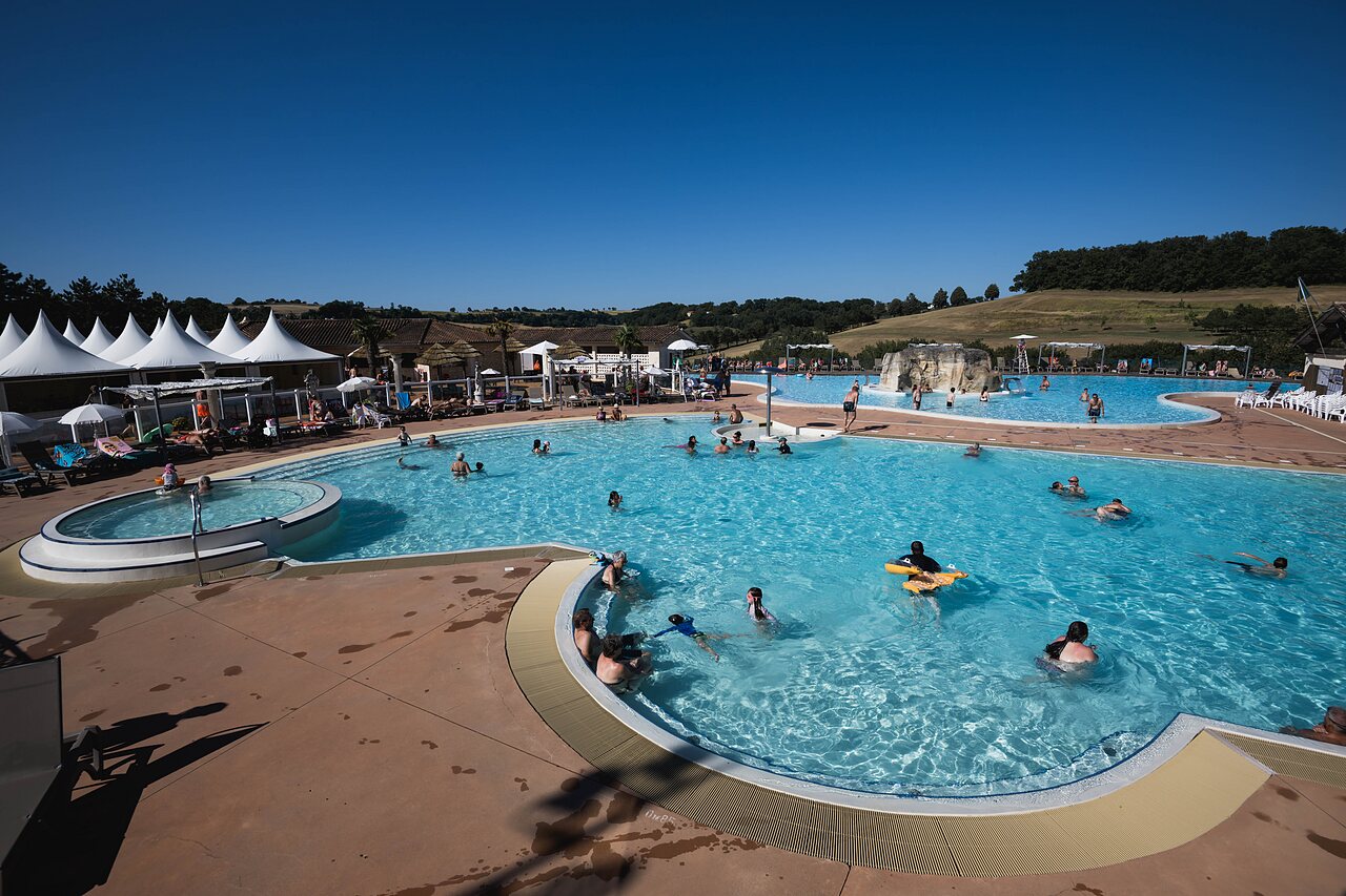 Piscine ext�rieure, jacuzzi, cascade au camping CAPFUN Lac des 3 Vall�es � Lectoure.