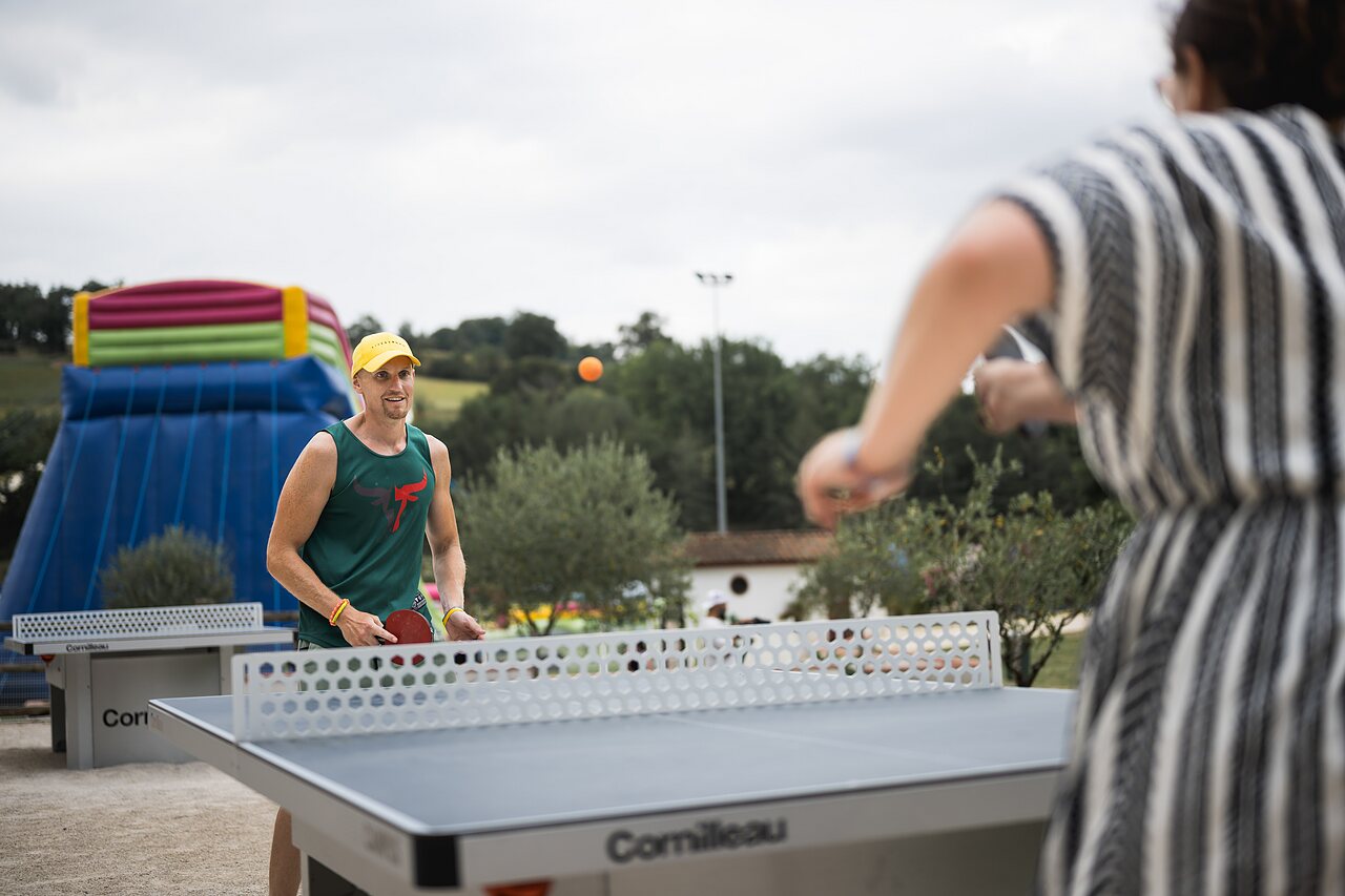 Partie de ping-pong avec structure gonflable au camping CAPFUN Lac des 3 Vall�es � Lectoure.