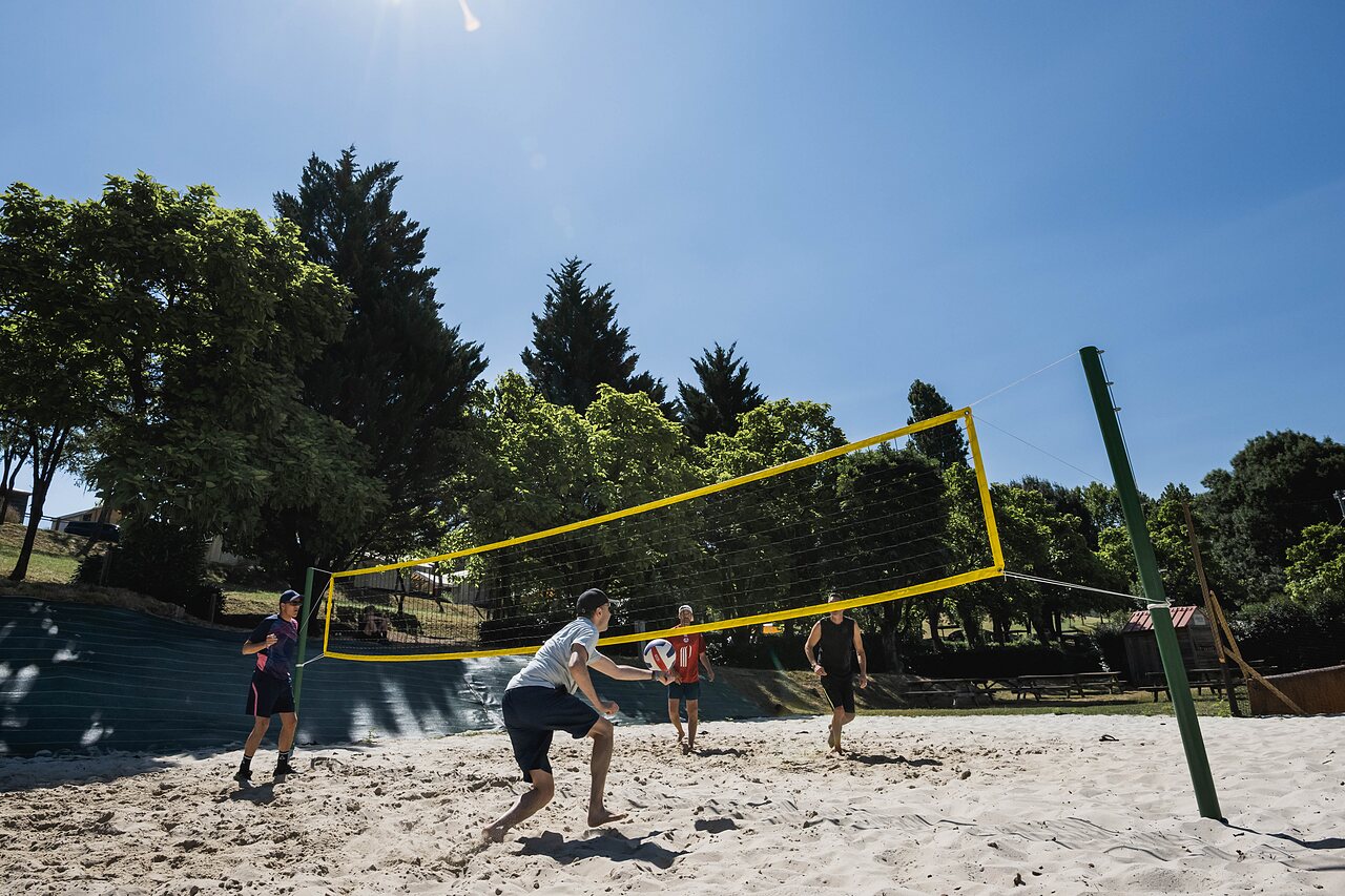 Beach-volley sur terrain de sable au camping CAPFUN Lac des 3 Vall�es, Lectoure.