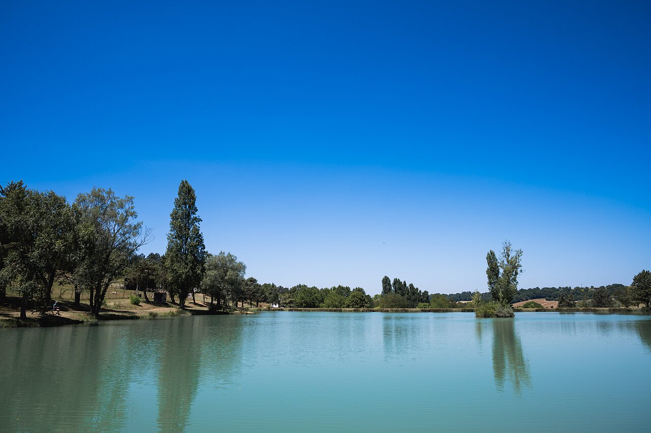 Grand lac paisible entour� d'arbres verdoyants au camping CAPFUN Lac des 3 Vall�es � Lectoure (32).