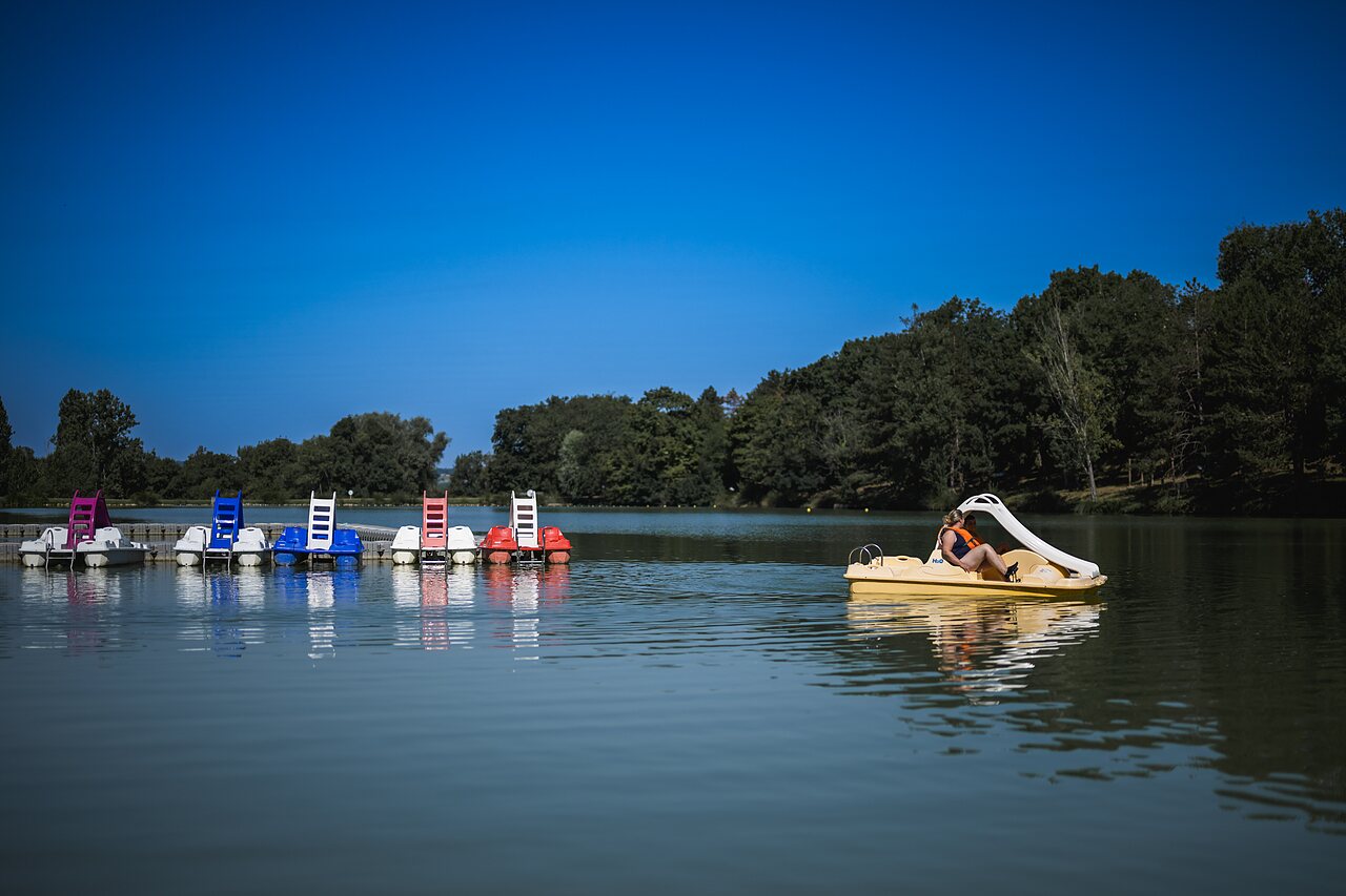 P�dalos color�s et activit�s nautiques sur le lac au camping CAPFUN Lac des 3 Vall�es � Lectoure (32).